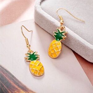 🌻3/$20 🆕 Adorable Mini Pineapple Enamel and Gold Dangle Dainty Earrings